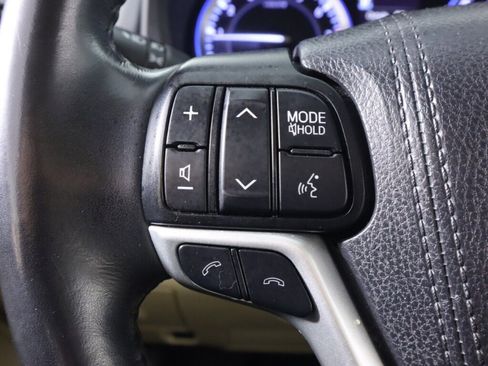 Used 2019 Toyota Highlander XLE FWD image 12