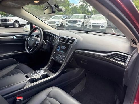 Used 2017 Ford Fusion SE w/ Fusion SE Technology Package FWD image 9
