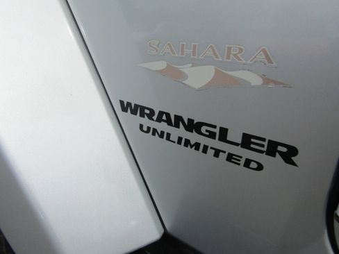Used 2008 Jeep Wrangler Unlimited Sahara w/ Dual Top Group AWD/4WD image 21