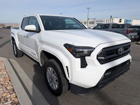 Used 2025 Toyota Tacoma SR5 AWD/4WD image 5