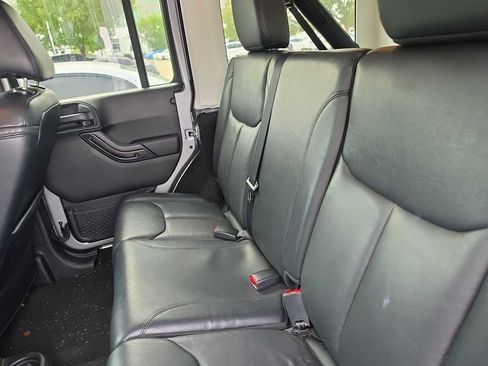 Used 2017 Jeep Wrangler Unlimited Sahara AWD/4WD image 9