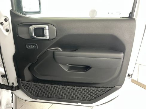 Used 2025 Jeep Wrangler Willys image 32