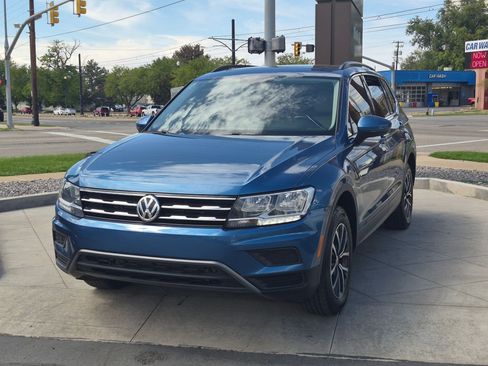 Used 2019 Volkswagen Tiguan SE w/ Panoramic Sunroof Package AWD/4WD image 9
