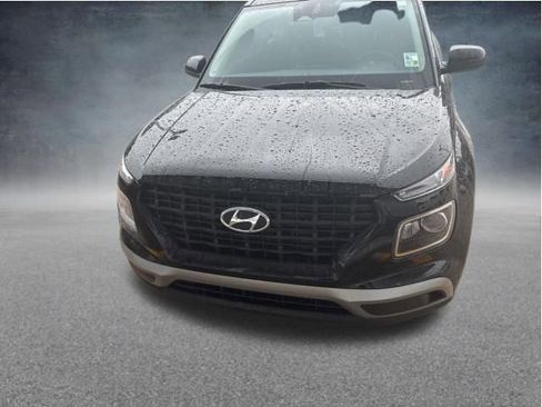 Used 2025 Hyundai Venue SE FWD image 2