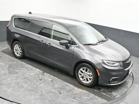 Used 2023 Chrysler Pacifica Touring-L image 31