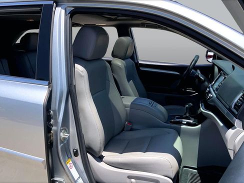 Used 2018 Toyota Highlander XLE AWD/4WD image 9