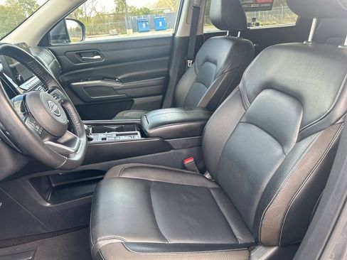 Certified 2025 Nissan Pathfinder SL image 12