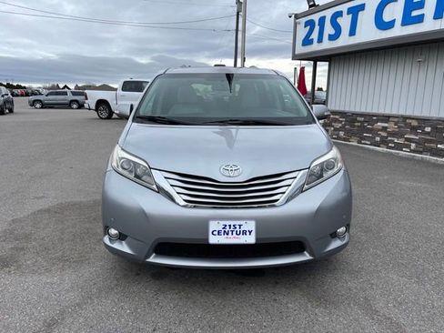 Used 2017 Toyota Sienna Limited image 3