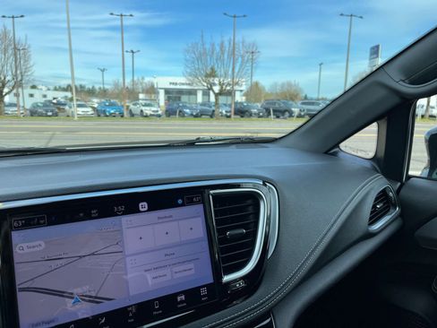 Used 2025 Chrysler Pacifica Limited image 40