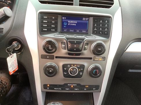 Used 2015 Ford Explorer XLT image 38