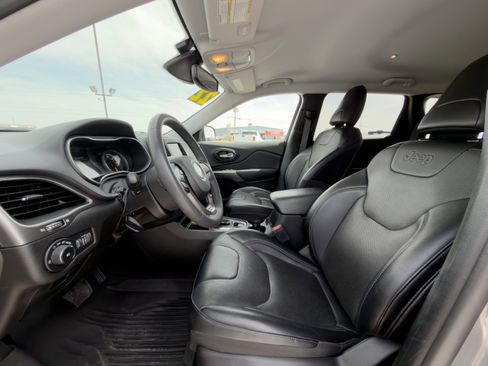 Used 2022 Jeep Cherokee Latitude Lux w/ Mopar Interior Package FWD image 11
