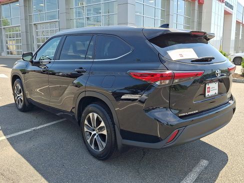 Certified 2023 Toyota Highlander XLE AWD/4WD image 4