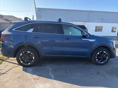 Used 2024 Kia Sorento S w/ Panoramic Sunroof Package image 4