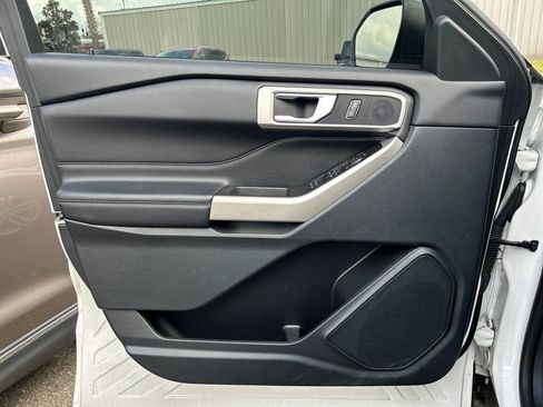 Used 2023 Ford Explorer XLT w/ Equipment Group 202A image 7