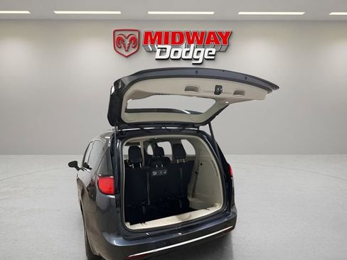 Used 2020 Chrysler Pacifica Touring-L image 25