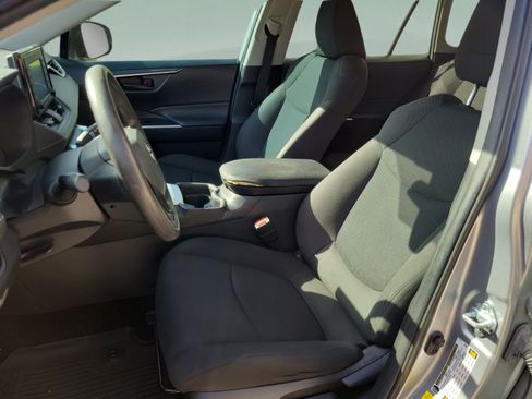Used 2021 Toyota RAV4 LE FWD image 9