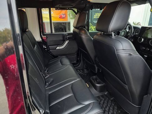 Used 2014 Jeep Wrangler Unlimited Sahara w/ Connectivity Group AWD/4WD image 14