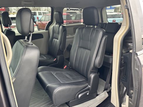 Used 2015 Chrysler Town & Country Touring w/ Driver Convenience Group image 9