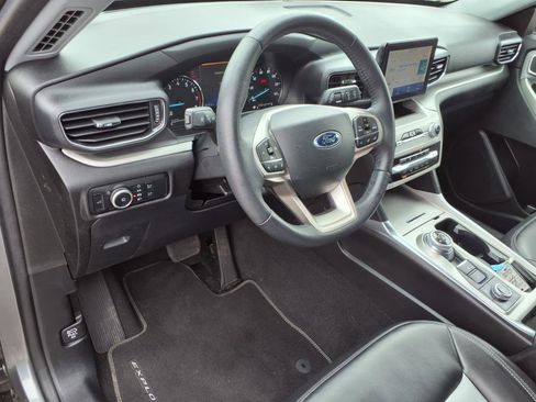 Used 2024 Ford Explorer XLT w/ Equipment Group 202A image 9