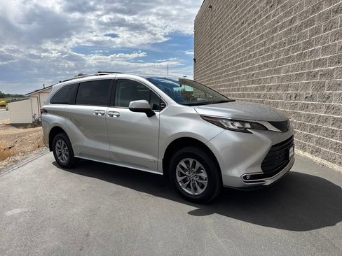 Used 2021 Toyota Sienna XLE w/ XLE Plus Package AWD/4WD image 1