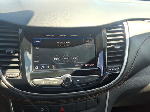 Used 2020 Chevrolet Trax LT w/ LT Convenience Package FWD image 16