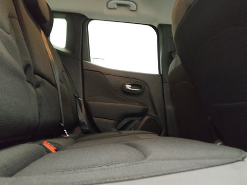 Used 2020 Jeep Renegade Altitude FWD image 19