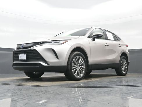 Used 2022 Toyota Venza XLE image 27