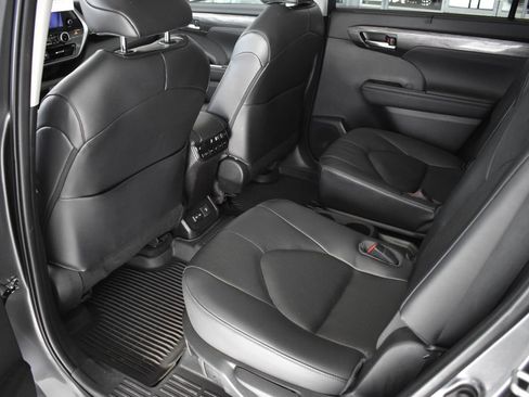 Used 2023 Toyota Highlander Platinum image 27