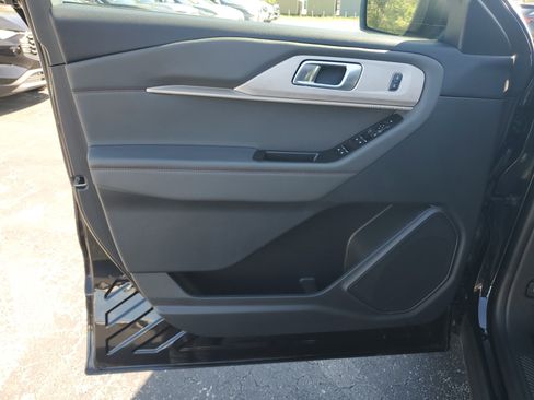 Used 2025 Ford Explorer Active RWD image 17
