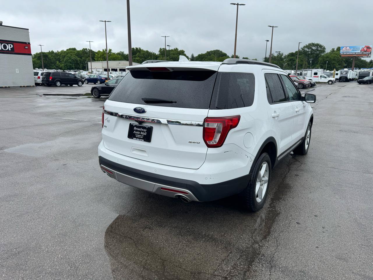 Used 2017 Ford Explorer XLT AWD/4WD image 3
