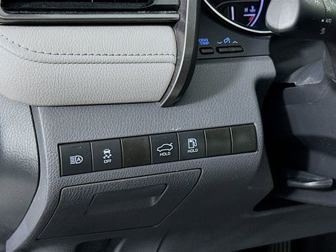 Used 2020 Toyota Camry SE image 10