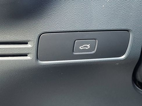 Used 2023 Volvo XC40 B5 Plus w/ Climate Package image 12