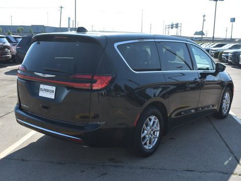 Used 2023 Chrysler Pacifica Touring-L FWD image 5