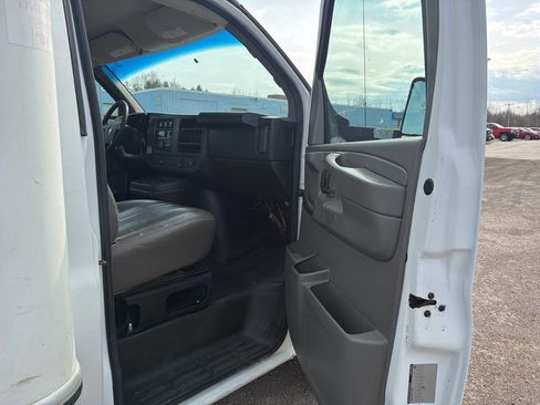 Used 2015 Chevrolet Express 3500 Extended image 10