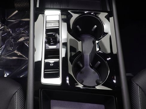 Used 2025 Volkswagen Atlas Cross Sport SE image 12