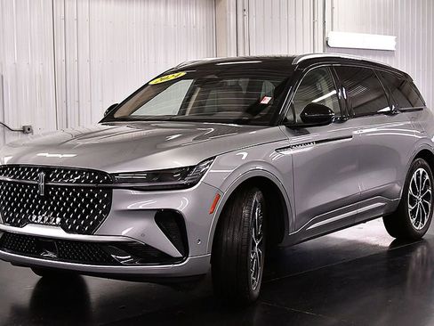 Used 2024 Lincoln Nautilus Reserve w/ Equipment Group 203A image 3