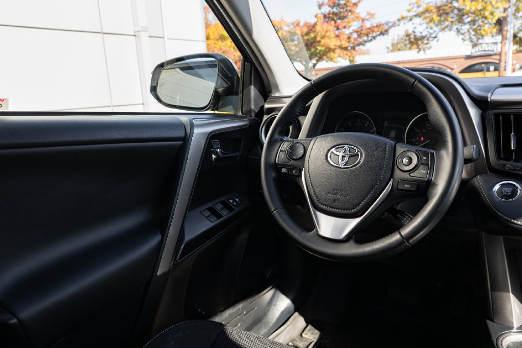 Used 2018 Toyota RAV4 XLE AWD/4WD image 11