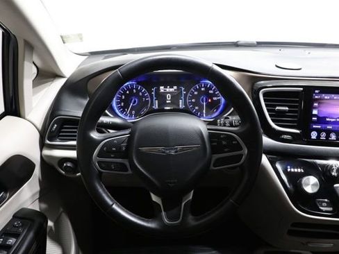 Used 2017 Chrysler Pacifica Touring-L FWD image 11