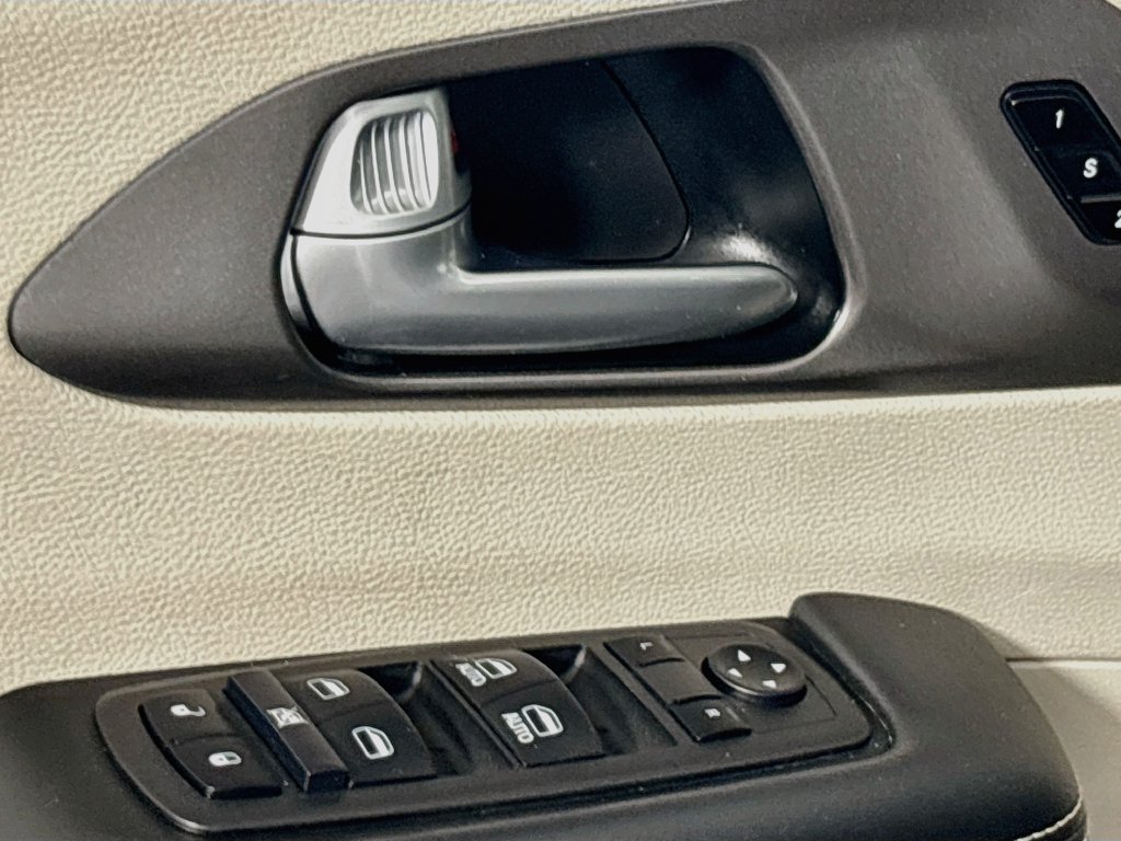 Used 2024 Chrysler Pacifica Touring-L FWD image 14