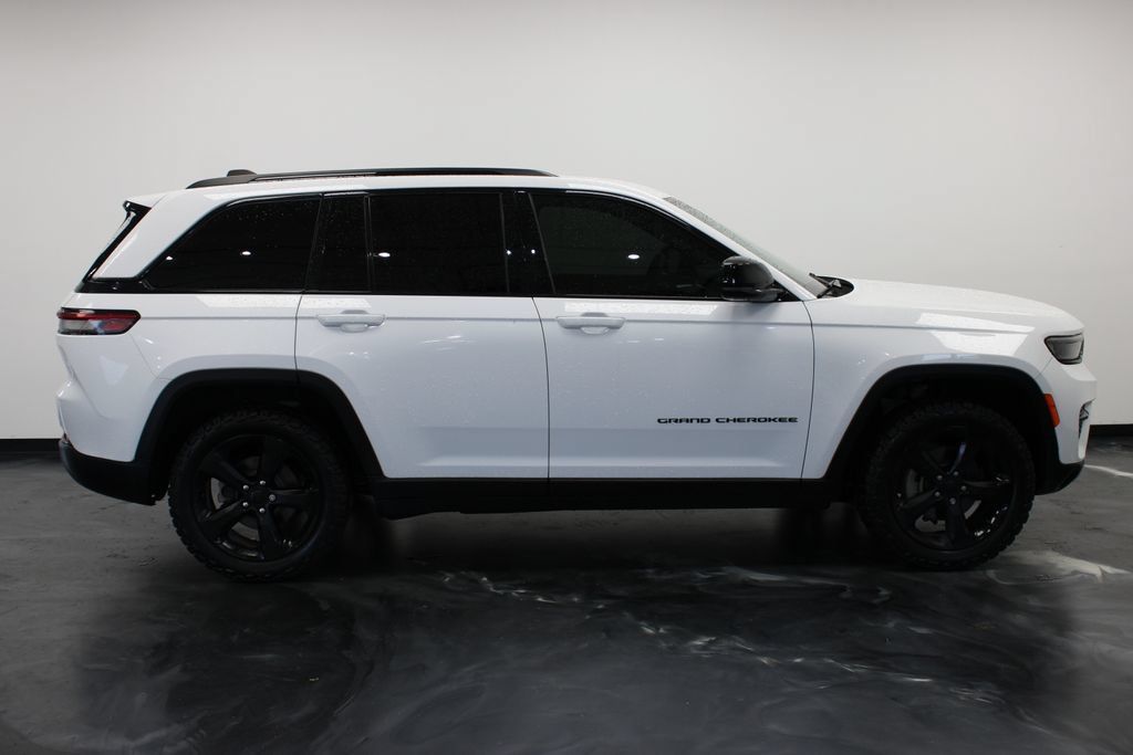 Used 2023 Jeep Grand Cherokee Altitude AWD/4WD image 26