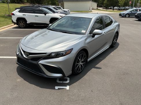 Used 2023 Toyota Camry SE w/ Convenience Package FWD image 5