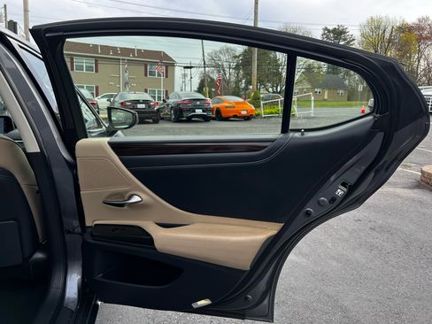 Used 2019 Lexus ES 300h w/ Luxury Package image 25