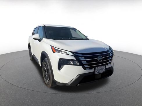 Used 2025 Nissan Rogue SV image 3