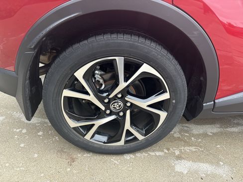 Used 2020 Toyota C-HR XLE FWD image 34