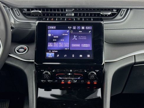 New 2025 Jeep Grand Cherokee L Laredo image 27