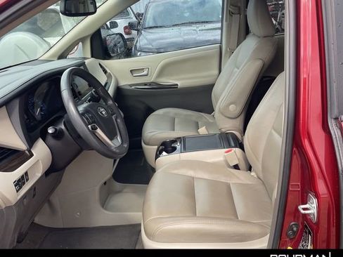 Used 2017 Toyota Sienna XLE w/ XLE Navigation Package FWD image 7
