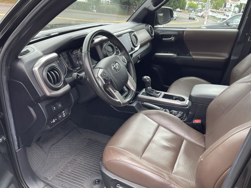 Certified 2022 Toyota Tacoma Limited AWD/4WD image 11