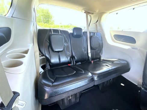 Used 2022 Chrysler Pacifica Touring-L FWD image 19