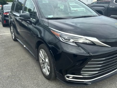 Used 2024 Toyota Sienna Platinum FWD image 6