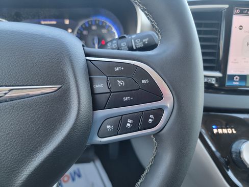 Used 2024 Chrysler Pacifica Touring-L image 20